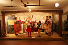 Soubor-Osminka-zpiva-na-vystave-koledy.