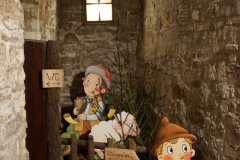 Vstup na výstavu je lemován postavičkami  z betlému Veroniky Balcarové.