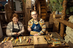 9.25.-Pavla-Novotna-a-Roman-Galek-predvadeni-rezbarske-remeslo
